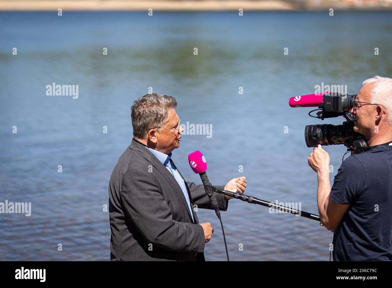 Langenhagen, Allemagne. 14 mai 2024. Andreas Philippi (SPD, l), ministre de la santé de basse-Saxe, donne une interview lors d'un événement de presse sur la surveillance de la qualité de l'eau au lac Silbersee dans la région de Hanovre. Selon les autorités, la qualité de l’eau de la plupart des lacs de baignade surveillés en basse-Saxe est excellente au début de la saison balnéaire. Crédit : Moritz Frankenberg/dpa/Alamy Live News Banque D'Images