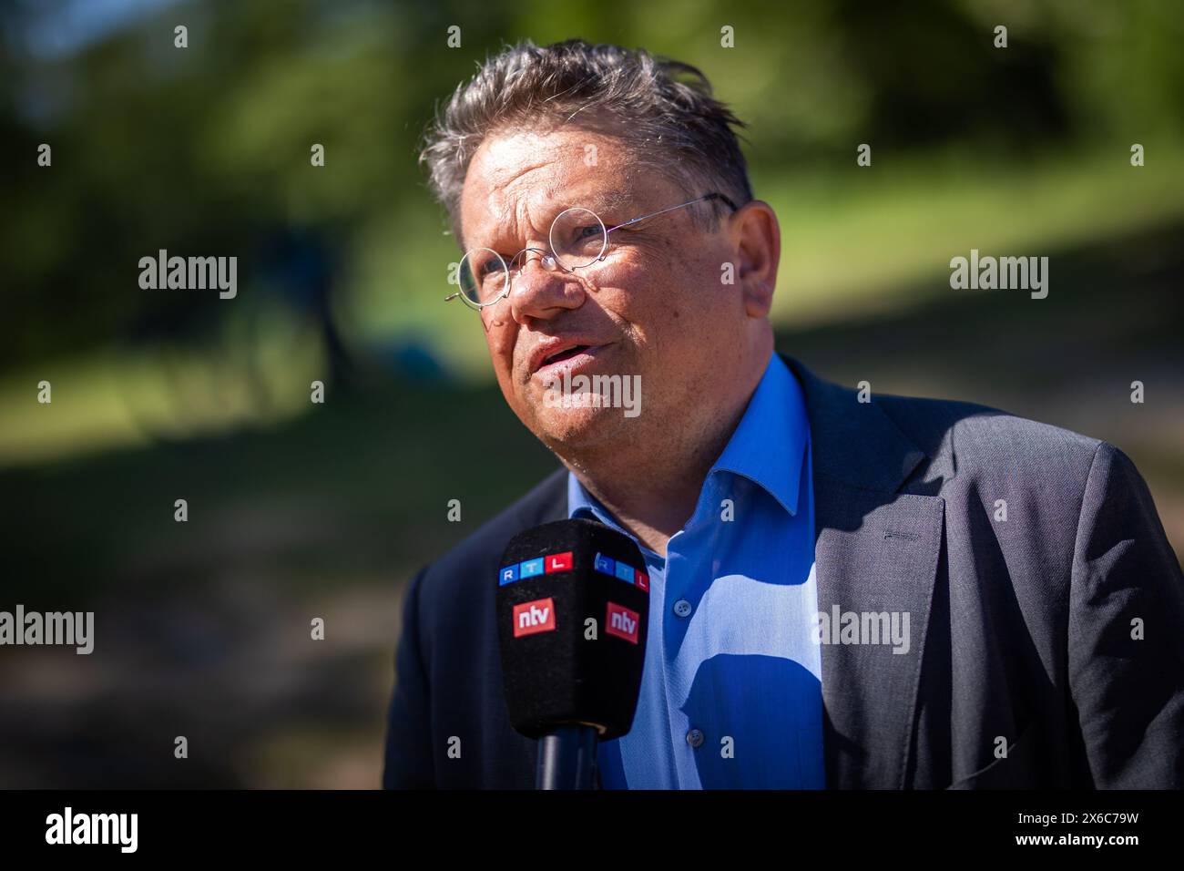 Langenhagen, Allemagne. 14 mai 2024. Andreas Philippi (SPD), ministre de la santé de basse-Saxe, donne une interview lors d’un événement de presse sur le suivi de la qualité de l’eau au lac Silbersee dans la région de Hanovre. Selon les autorités, la qualité de l’eau de la plupart des lacs de baignade surveillés en basse-Saxe est excellente au début de la saison balnéaire. Crédit : Moritz Frankenberg/dpa/Alamy Live News Banque D'Images