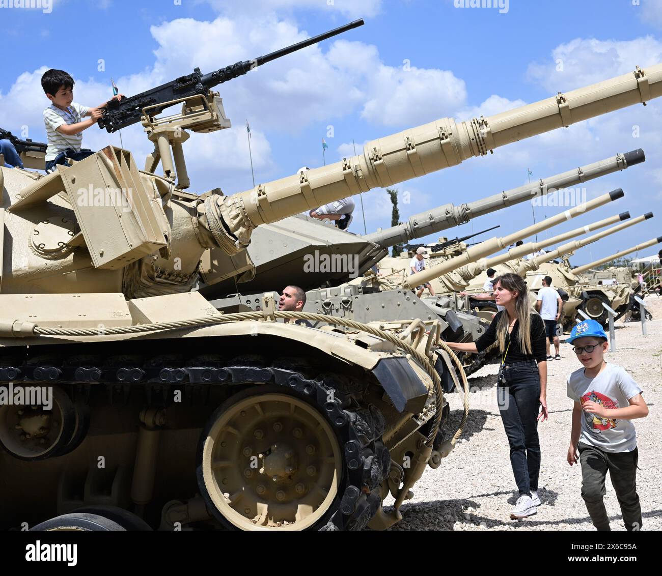 Latrun, Israël. 14 mai 2024. Les gens visitent le musée Latroun Tank le mardi 14 mai 2024, le 76e jour de l'indépendance d'Israël. Les célébrations de la Journée de l'indépendance sont atténuées par la guerre en cours entre Israël et le Hamas. Photo de Debbie Hill/ crédit : UPI/Alamy Live News Banque D'Images