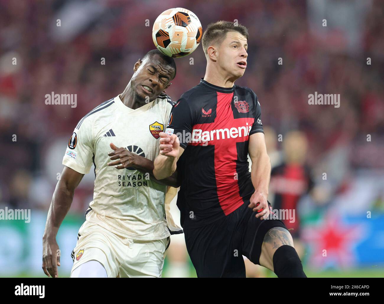 firo : 09.05.2024 Football , Football , hommes UEFA Euro League Europa League Euro League demi-finale match retour Bayer Leverkusen - AS Roma (LR) Evan Ndicka de ROM et Adam Hlozek se battent pour les duels de balle Banque D'Images
