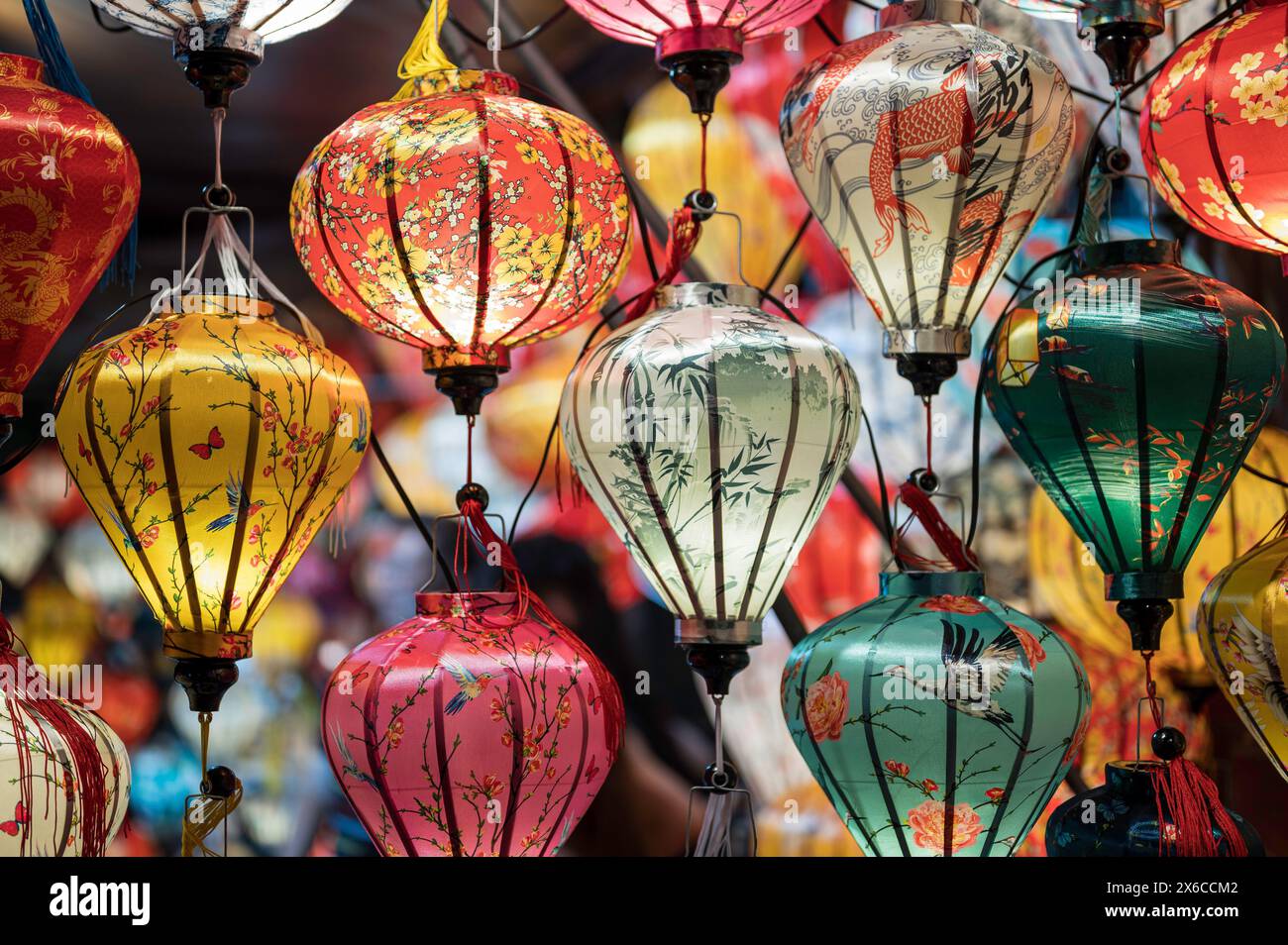 Lanternes vietnamiennes en papier et soie de couleurs vives, en vente dans un magasin, au centre du Vietnam Banque D'Images