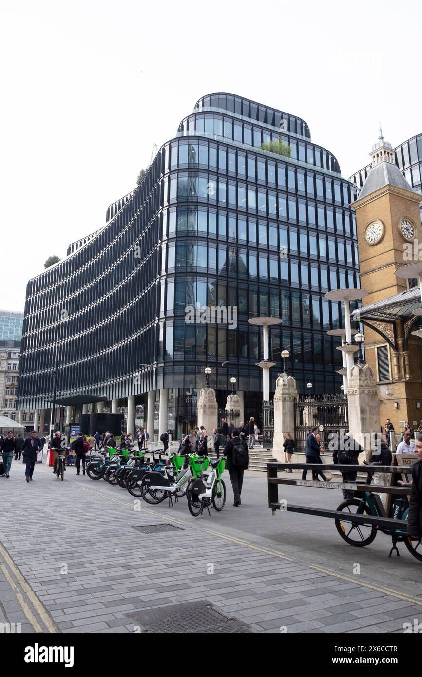 Lime Bikes outside100 développement Liverpool Street vue extérieure du bâtiment près de Broadgate à côté de la gare à Londres Angleterre KATHY DEWITT Banque D'Images