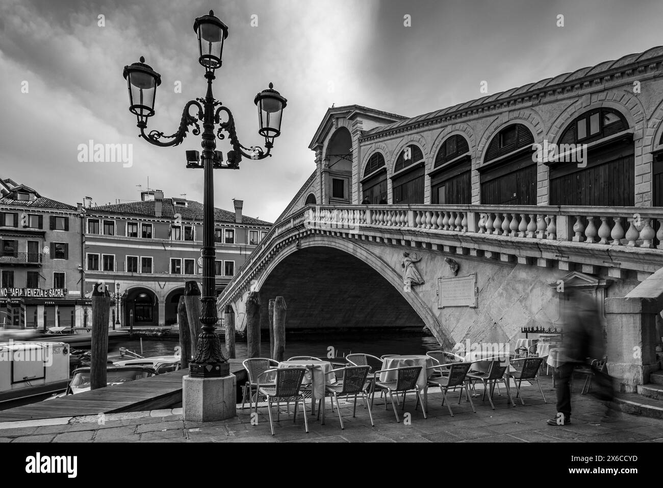 Vue en noir et blanc sur le pont du Rialto à Venise, Italie très tôt le matin, sans foule Banque D'Images