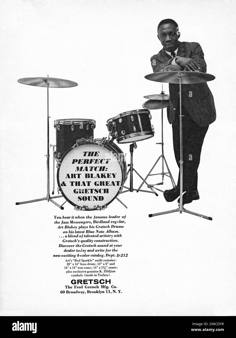 Une publicité d'un magazine de musique de 1961 mettant en vedette le batteur de jazz légendaire Art Blakey soutenant les tambours et cymbales Gretsch. Banque D'Images