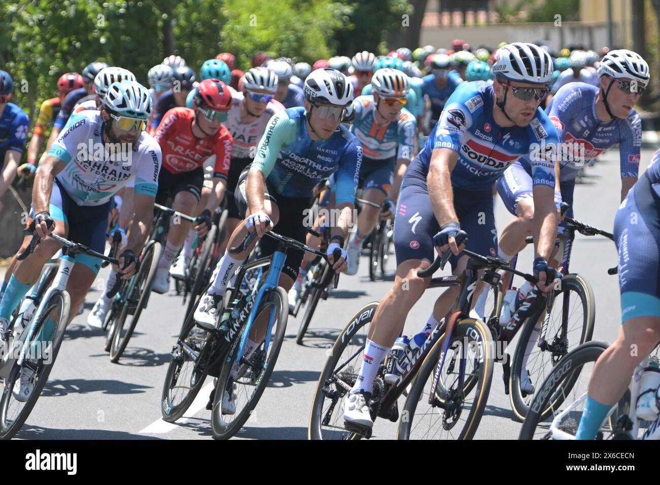 Palma Campania dans la province de Naples, Italie. 14 mai 2024 étape cycliste du Giro D'Italia à Palma Campania dans la province de Naples. Les cyclistes, qui sont partis de Pompéi, en action lors du passage avec arrivée à Cusano Mutri. Crédit : Agostino Gemito/Alamy Live News Banque D'Images