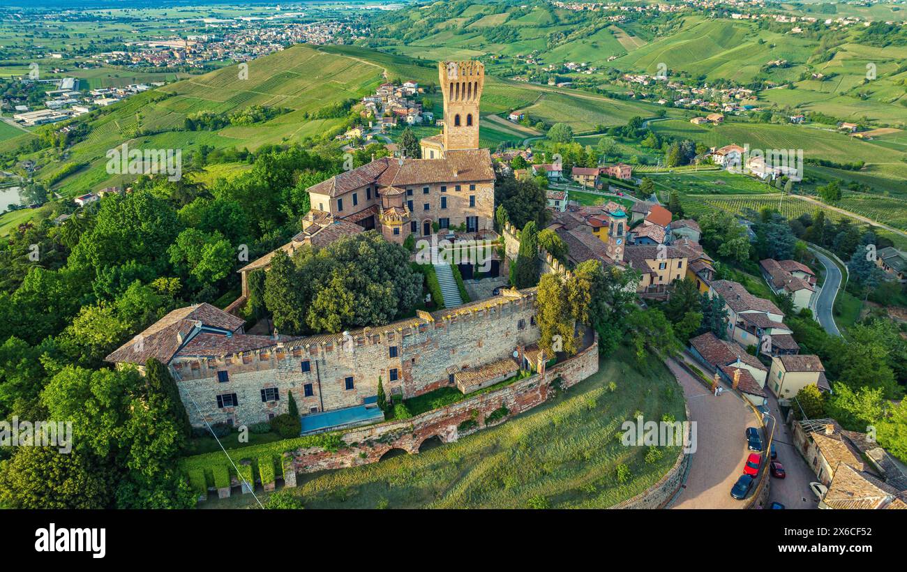 Ancien château dans la ville de Cigognola, une vue sur la ville d'une hauteur. Drone photo Banque D'Images