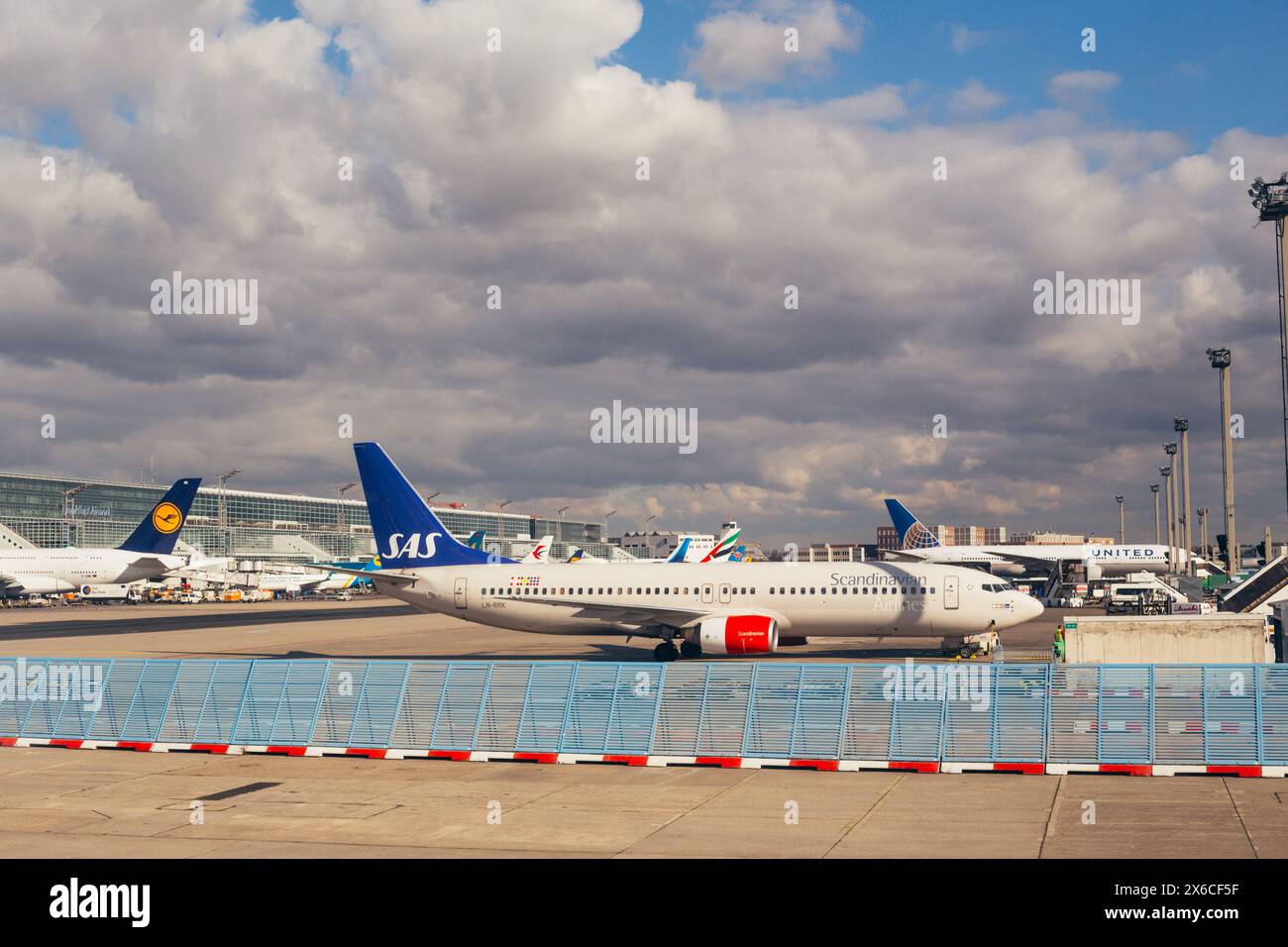 FRANCFORT, ALLEMAGNE - 13 février : Lufhansa, SAS et United Airlines avions sur l'aéroport de Francfort le 13,2018 février à Francfort, Allemagne. Banque D'Images