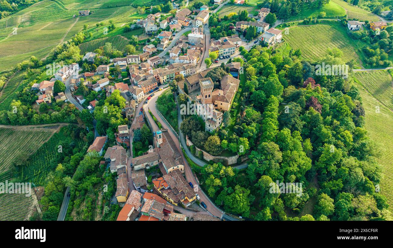 Ancien château dans la ville de Cigognola, une vue sur la ville d'une hauteur. Drone photo Banque D'Images