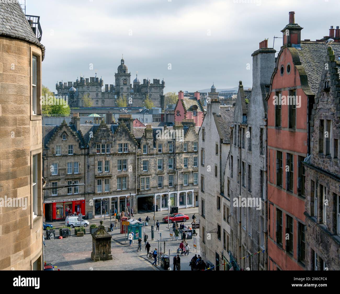 Les anciennes maisons sur West Bow et Vicoria Street, regardant vers le bas sur le Grassmarket avec l'école de George Heriot au loin, Édimbourg, Écosse, Royaume-Uni. Banque D'Images