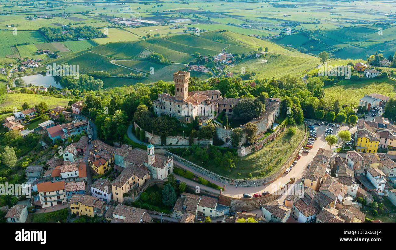 Ancien château dans la ville de Cigognola, une vue sur la ville d'une hauteur. Drone photo Banque D'Images