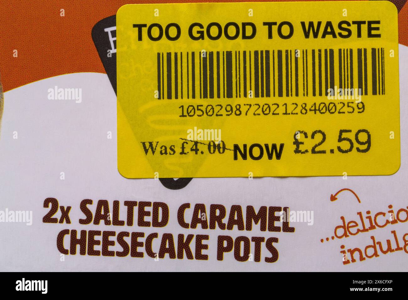 Trop bon pour gaspiller la nourriture réduite autocollant jaune sur la boîte de pots de cheesecake au caramel salé par English Cheesecake Company Banque D'Images