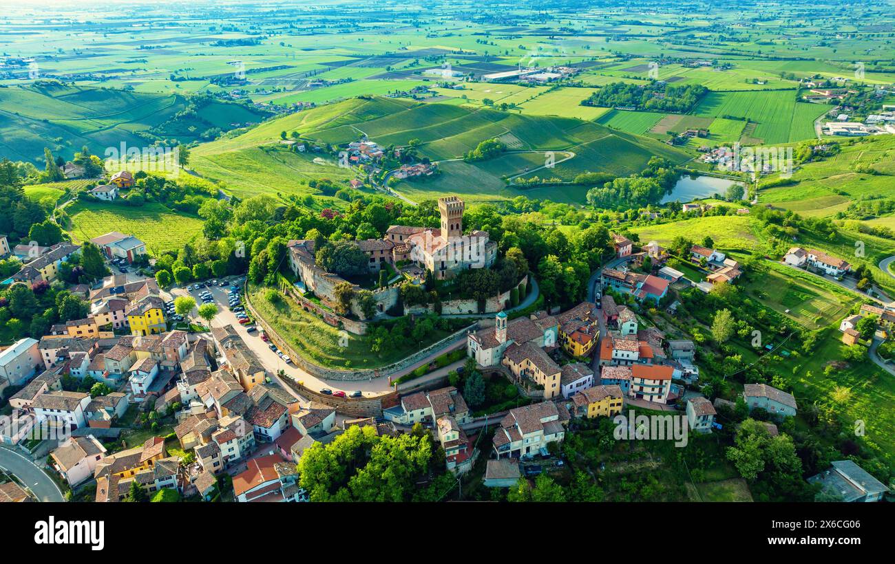 Ancien château dans la ville de Cigognola, une vue sur la ville d'une hauteur. Drone photo Banque D'Images