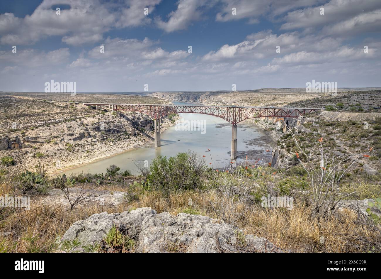 Vue sur la rivière Pecos et le pont supérieur de la rivière Pecos Banque D'Images