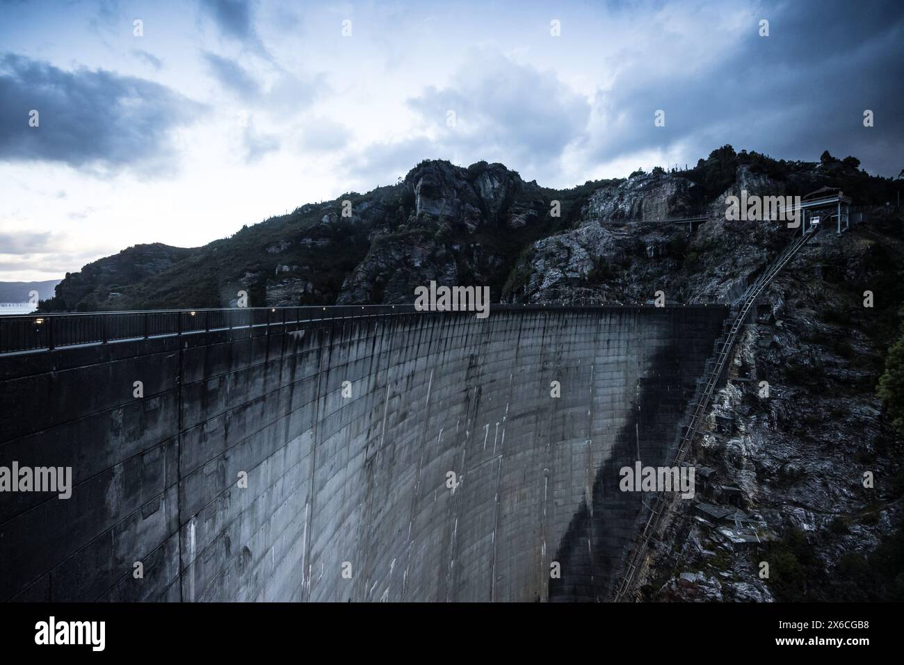 Vue sur le barrage Gordon lors d'une journée d'été fraîche. Il s'agit d'un barrage en voûte en béton à double courbure unique avec un déversoir à travers la rivière Gordon près de Strathgo Banque D'Images