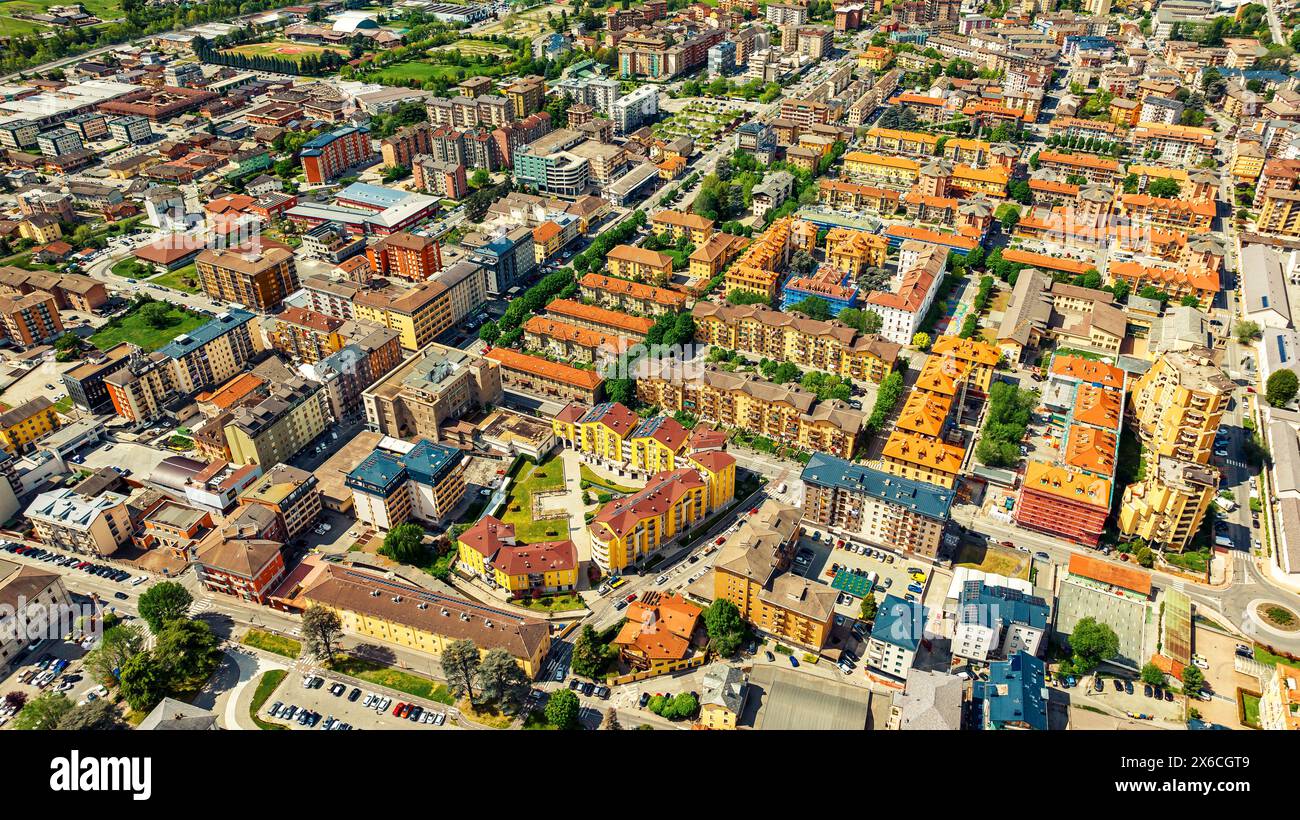 Vue d'une petite ville dans une vallée de montagne en Italie Banque D'Images