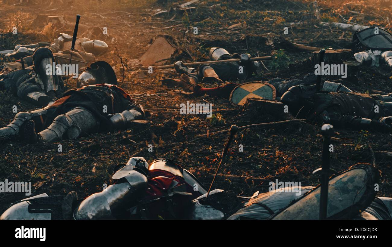 Après Epic Battle Bodies of Dead and Murdered Medieval Knights couché sur Battlefield. Soldats guerriers tombés dans le conflit, la guerre, la conquête. Reconstitution historique dramatique cinématographique. Banque D'Images