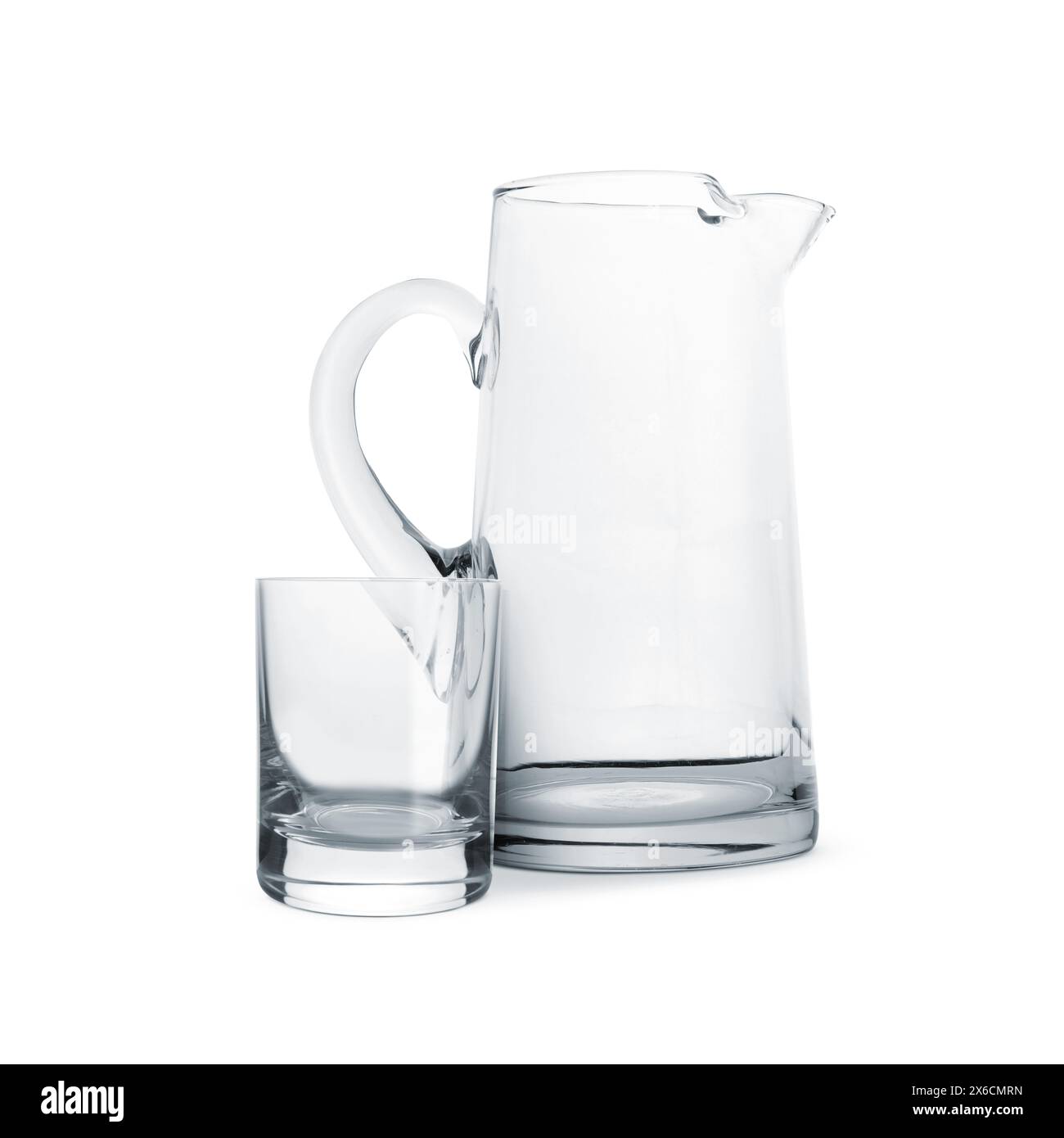 Verre vide et pichet isolé sur blanc Banque D'Images