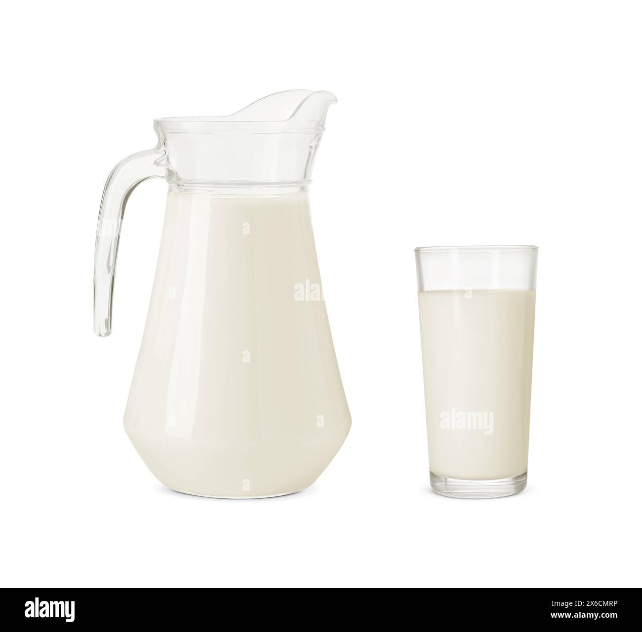 Verre et cruche avec du lait isolé sur blanc Banque D'Images