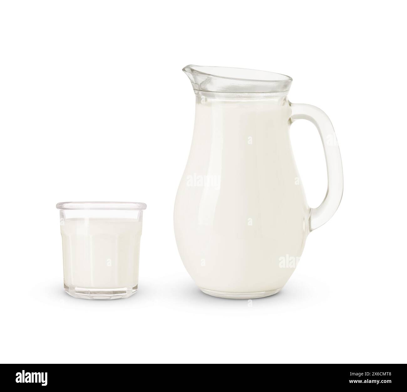 Verre et cruche avec du lait isolé sur blanc Banque D'Images