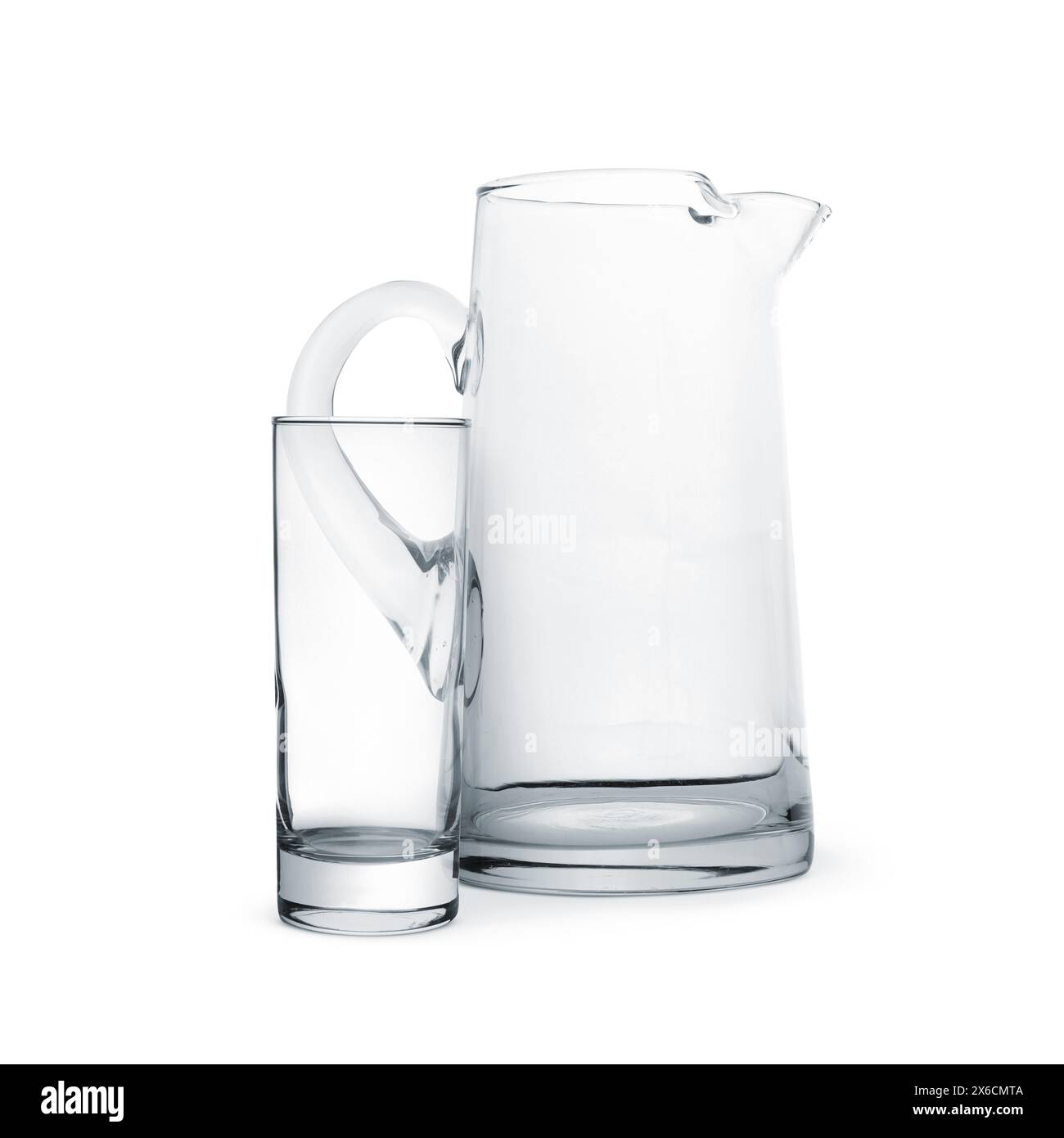 Verre vide et pichet isolé sur blanc Banque D'Images