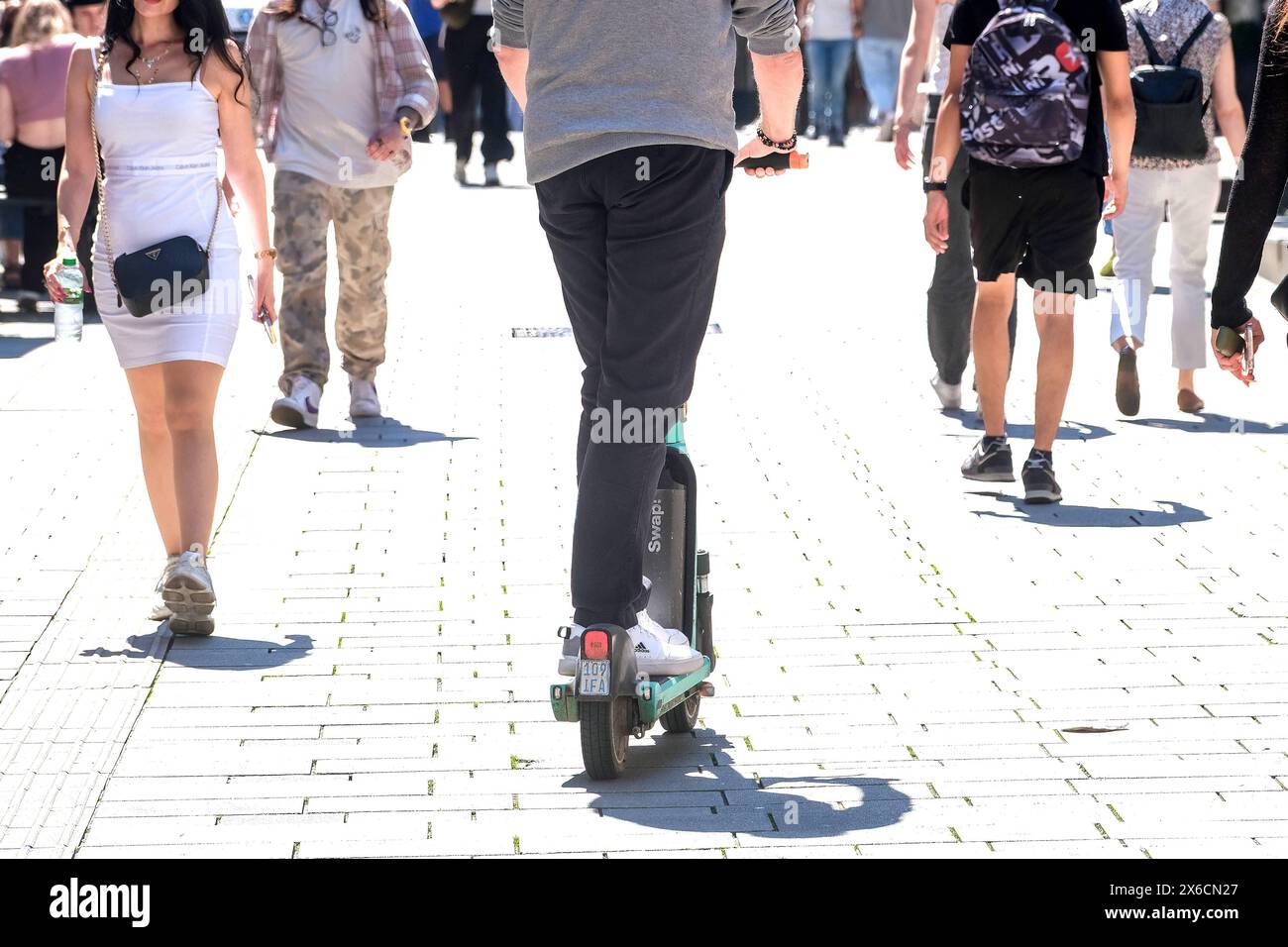 Düsseldorf 14.05.2024 E-Scooter Elektroroller E-Roller eScooter Elektroscooter Verkehrswende Fußgängerzone Mittelstraße Carlsplatz Altstadt Fußgänger Unfallgefahr Haftplichtversicherung Düsseldorf Nordrhein-Westfalen Deutschland *** Düsseldorf 14 05 2024 E Scooter scooter électrique eScooter trottinette électrique zone piétonne de virage Mittelstraße Carlsplatz Altstadt assurance de la responsabilité des piétons Düsseldorf Rhénanie du Nord-Westphalie Allemagne Banque D'Images