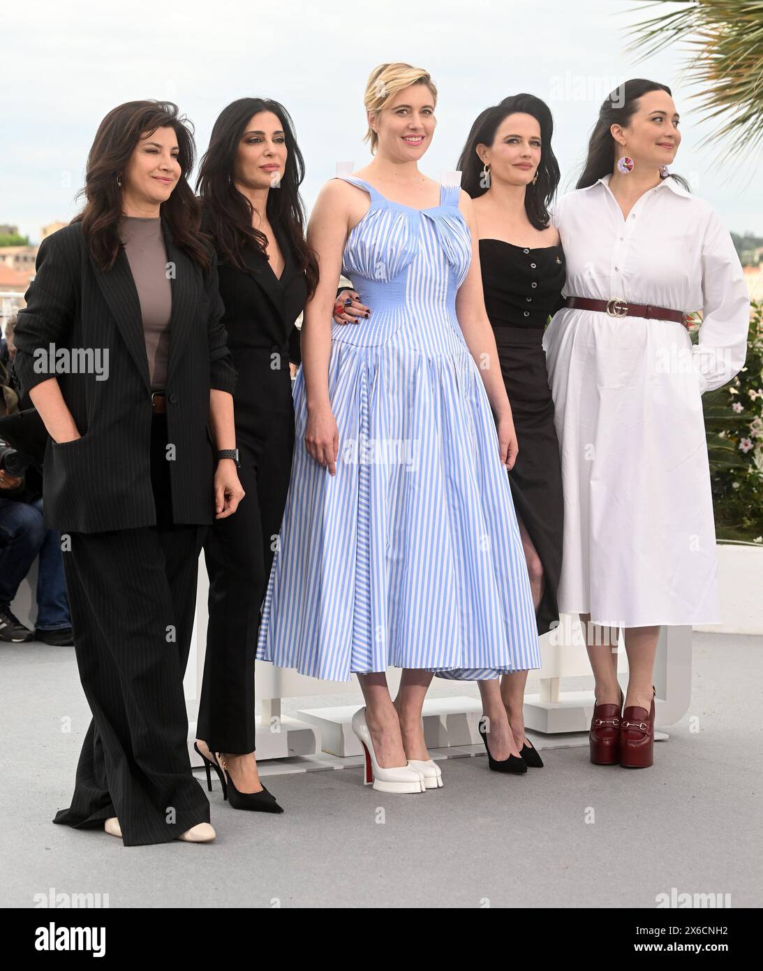 Cannes, France. 14 mai 2024. Le réalisateur turc Ebru Ceylan, la réalisatrice libanaise Nadine Labaki, la réalisatrice américaine Greta Gerwig, l’actrice française Eva Green et l’actrice américaine Lily Gladstone assistent à la séance photo du jury du 77e Festival de Cannes, en France, mardi 14 mai 2024. Photo de Rune Hellestad/ crédit : UPI/Alamy Live News Banque D'Images