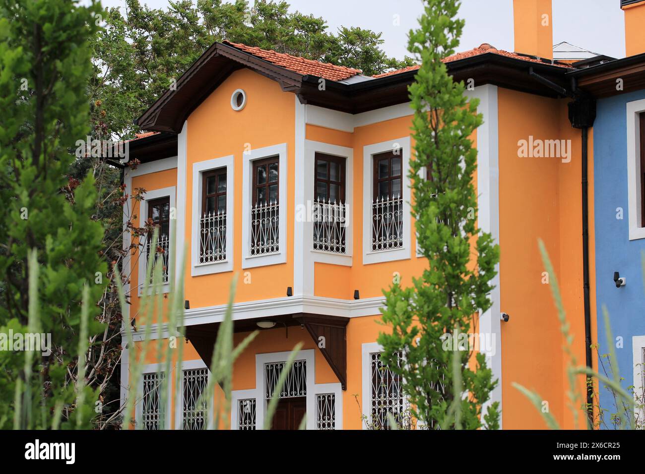 Maisons Konya traditionnelles sur Kemaliye Street. Maisons avec baies vitrées appartenant aux premières années de la période républicaine. Banque D'Images