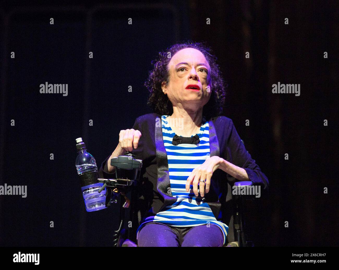 Liz Carr in ASSISTED SUICIDE la comédie musicale créée et écrite par Liz Carr et la compagnie au Royal Festival Hall (RFH), Southbank Centre, Londres SE1 18/01/2017 an in Company collective / We are Unlimited compositeur de production : Ian Hill design : Bethany Wells chorégraphe : Jane Turner réalisateur : Mark Whitelaw Banque D'Images