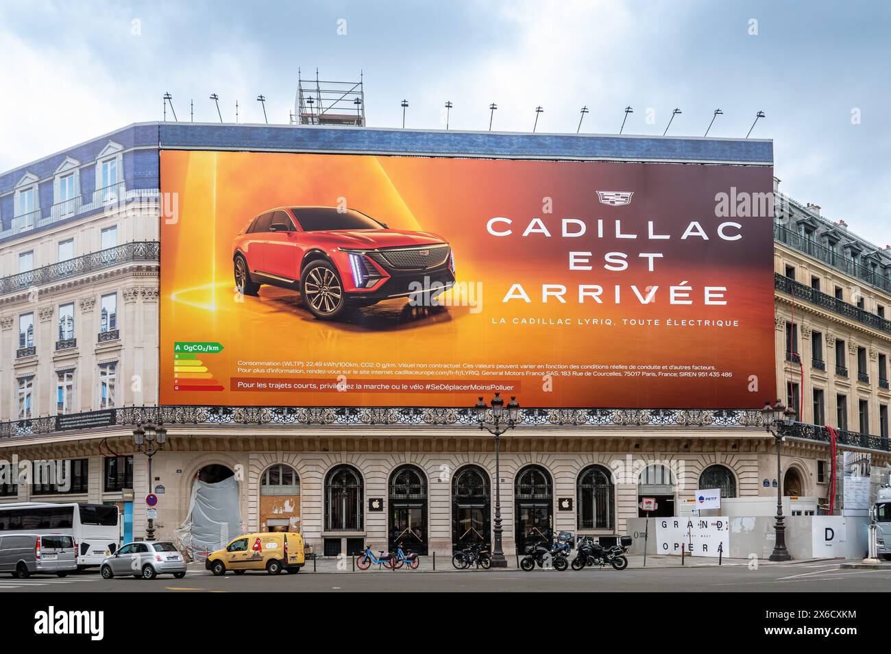 Panneau publicitaire écrit en français pour la voiture électrique Cadillac Lyriq couvrant les échafaudages des travaux de restauration d'un bâtiment parisien Banque D'Images