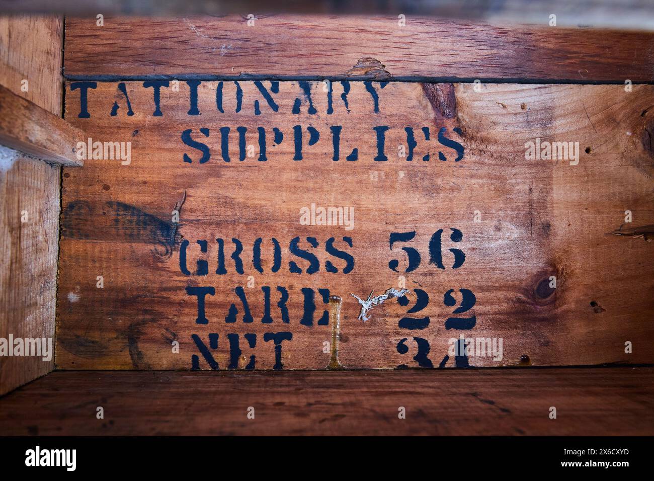 Caisse en bois vintage avec lettrage délavé, vue d'angle élevée Banque D'Images