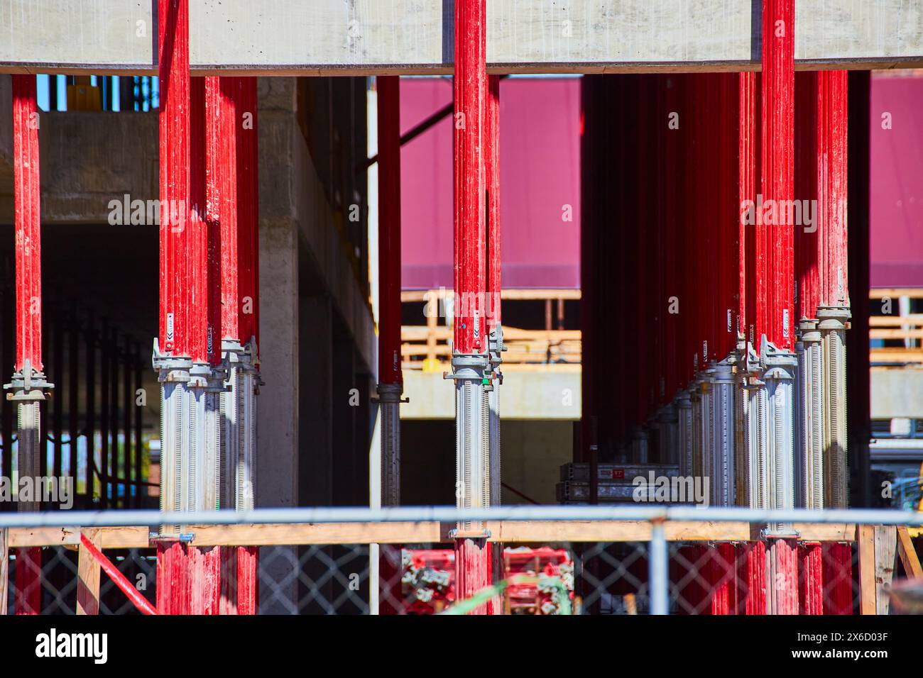 Supports de construction rouge vif sur le chantier, vue au niveau des yeux Banque D'Images