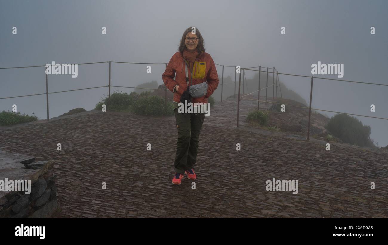 Touriste féminine posant à un belvédère, Faial, Madère, Portugal Banque D'Images