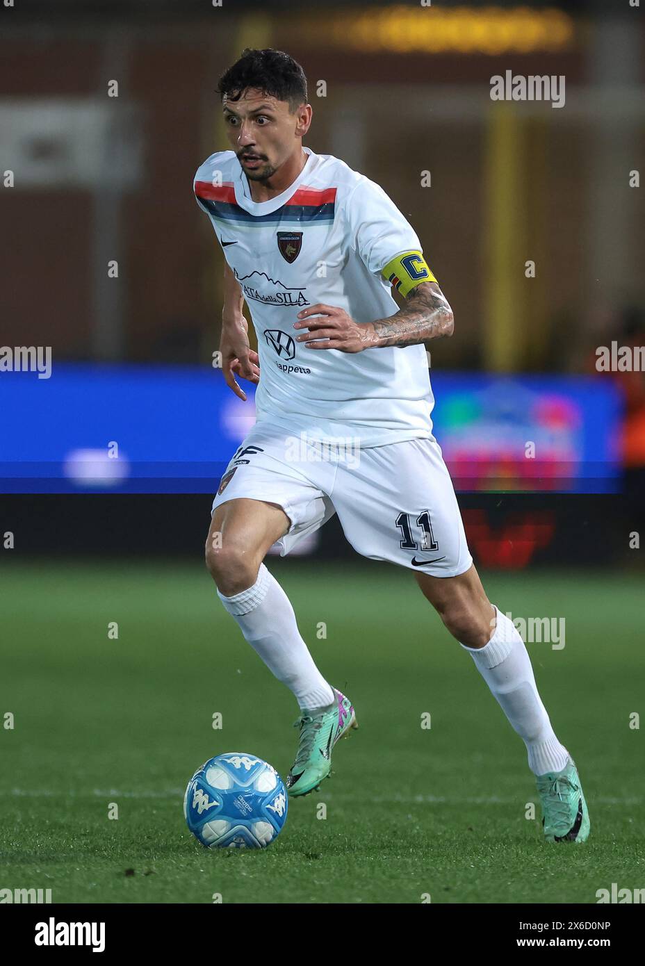 Côme, Italie. 10 mai 2024. Tommaso D'Orazio de Cosenza Calcio lors du match de Serie B au Stadio Giuseppe Sinigaglia, Côme. Le crédit photo devrait se lire : Jonathan Moscrop/Sportimage crédit : Sportimage Ltd/Alamy Live News Banque D'Images