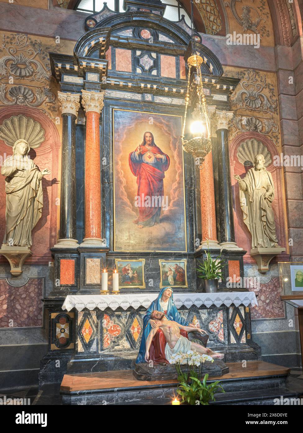 Peinture, du Sacré-cœur de Jésus-Christ, avec une statue, du mort Jésus-Christ sur les genoux de sa mère, dans une chapelle latérale du franciscain Banque D'Images