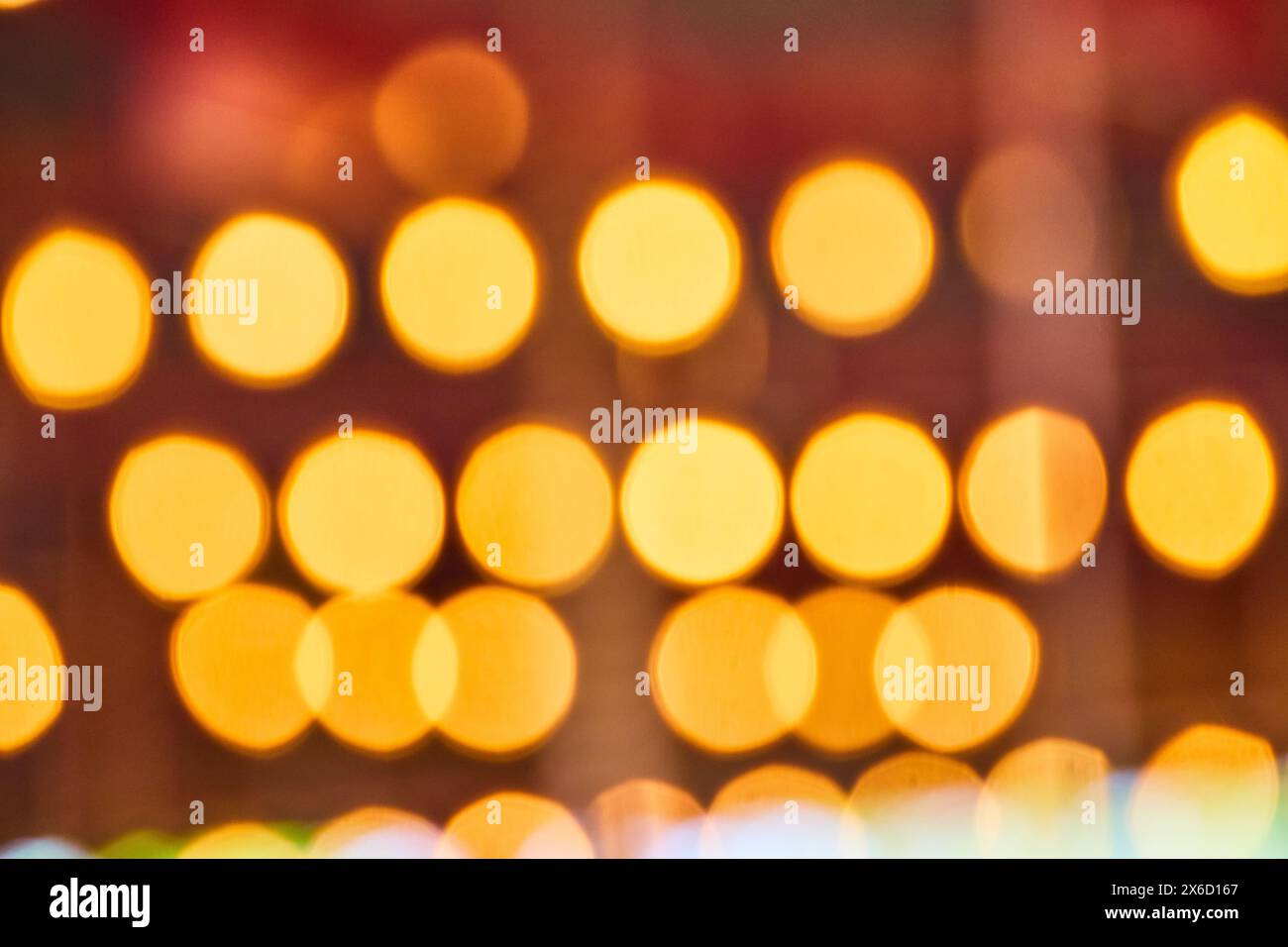 Lumières dorées Bokeh la nuit, fond ambiant doux Banque D'Images