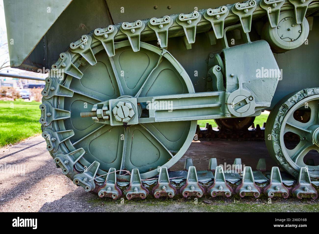 Gros plan de la roue et de la chenille du char militaire, vert pâle - perspective détaillée Banque D'Images