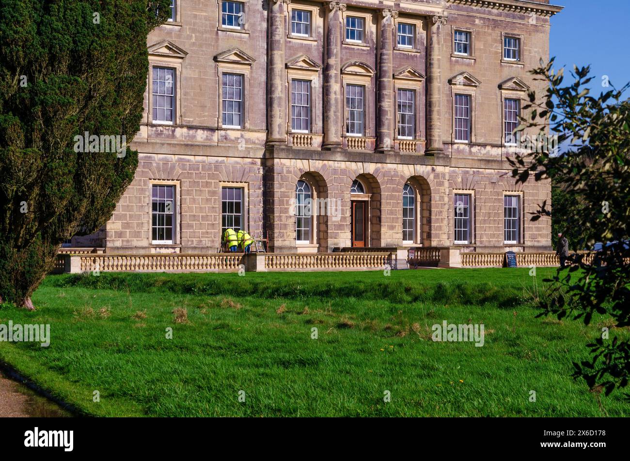 Comté de Castleward en Irlande du Nord 15 mars 2024 - deux ouvriers effectuant l'entretien des fenêtres de Castleward House Banque D'Images