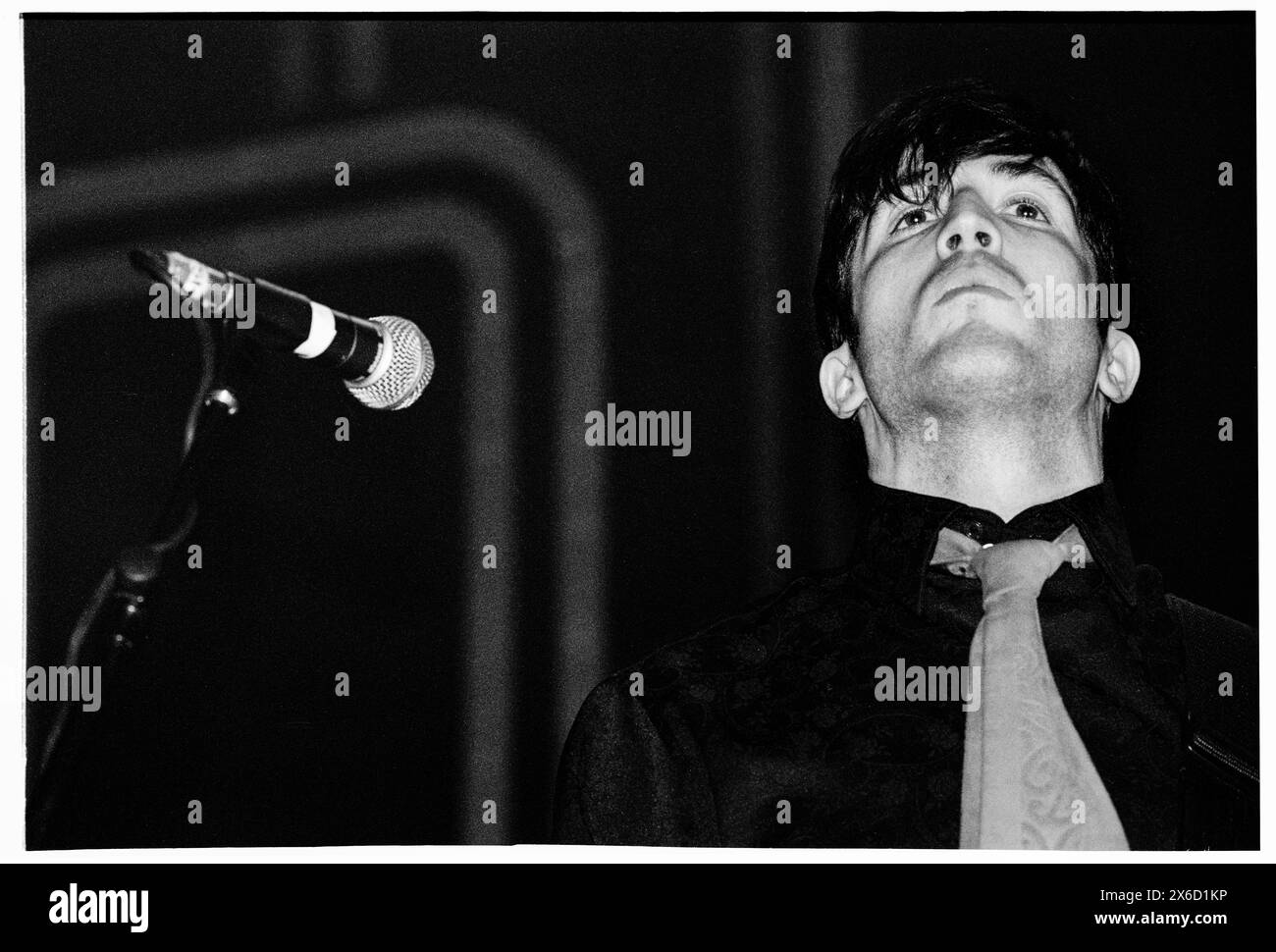 LOUIS ELIOT, RIALTO, 1998 : Louis Eliot du groupe Rialto joue en concert lors d'une tournée britannique au Newport Centre à Newport, au pays de Galles, au Royaume-Uni le 15 février 1998. Photo : Rob Watkins. INFO : Rialto, un groupe de rock indépendant britannique formé à Londres en 1997, fascinait le public avec son pop sophistiqué et ses paroles pleines d'esprit. Des tubes comme « Monday Morning 5:19 » et « Untouchable » ont montré leur savoir-faire mélodique. Banque D'Images