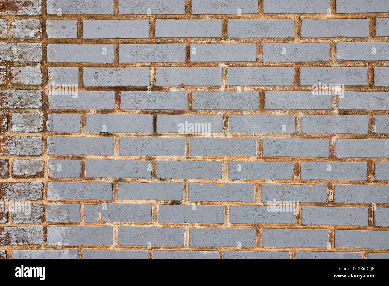 Texture murale en briques peintes gris-bleu vieillie, gros plan Banque D'Images