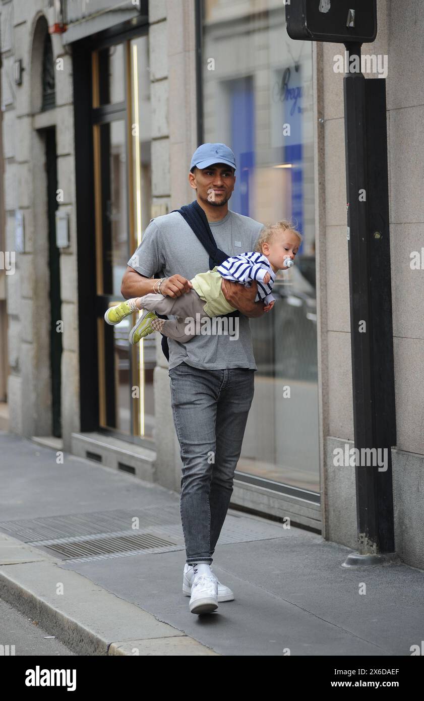 Milan, . 14 mai 2024. Milan, 14-05-2024 Maodo Lo, joueur allemand de basket-ball qui a été champion du monde en 2023 en Chine avec l'équipe nationale ALLEMANDE et maintenant avec Armani, se promène dans les rues du centre avec sa petite amie et son fils. Crédit : Agence photo indépendante/Alamy Live News Banque D'Images