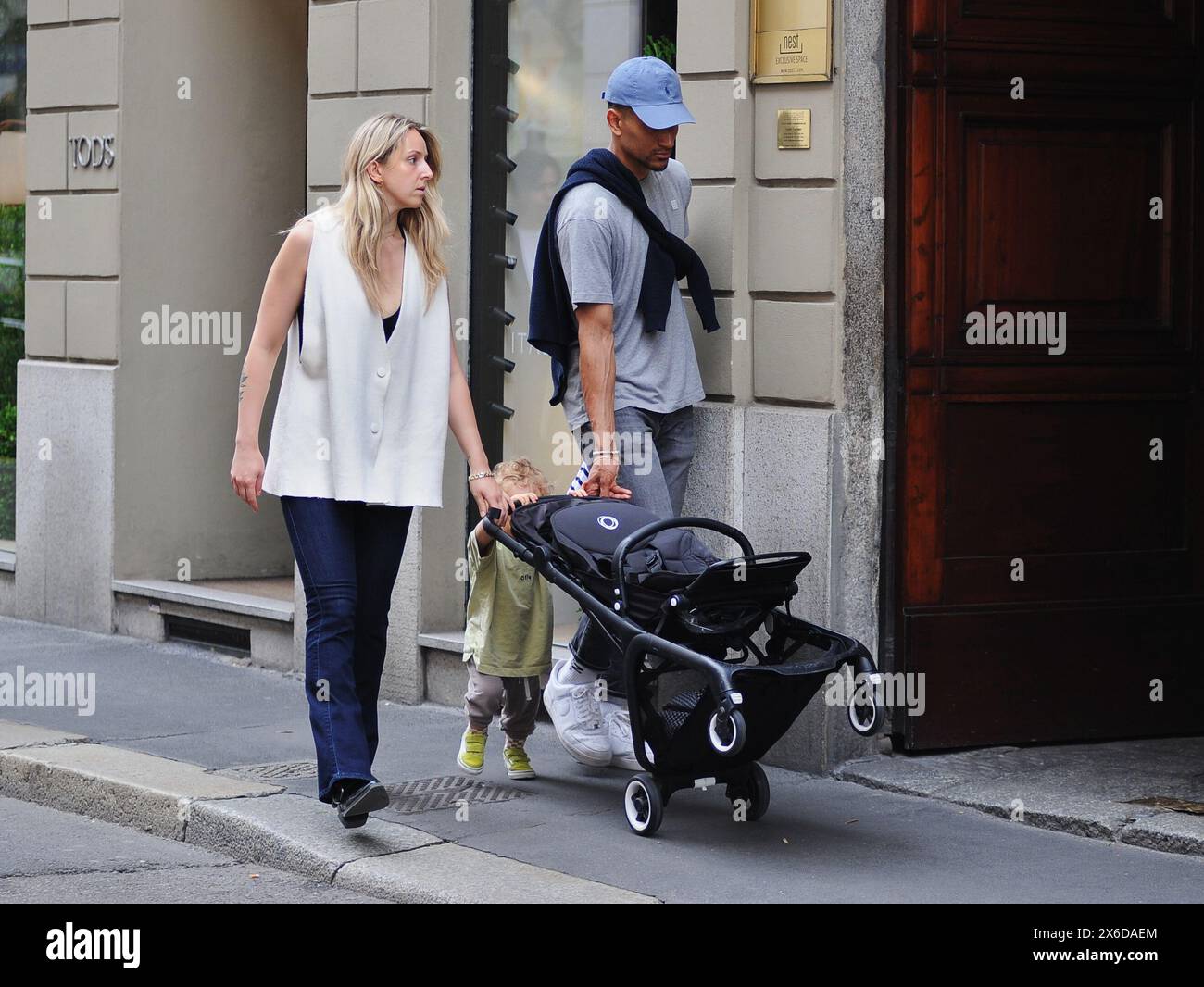 Milan, . 14 mai 2024. Milan, 14-05-2024 Maodo Lo, joueur allemand de basket-ball qui a été champion du monde en 2023 en Chine avec l'équipe nationale ALLEMANDE et maintenant avec Armani, se promène dans les rues du centre avec sa petite amie et son fils. Crédit : Agence photo indépendante/Alamy Live News Banque D'Images