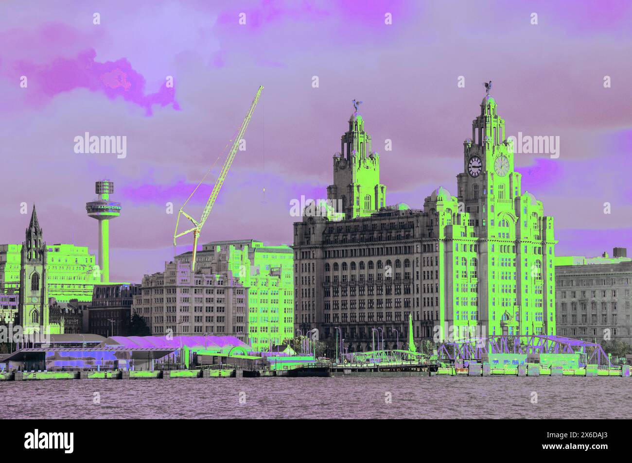 Stranger Than Fiction - vue sur d'autres mondes - Liver Building, Liverpool, Royaume-Uni Banque D'Images