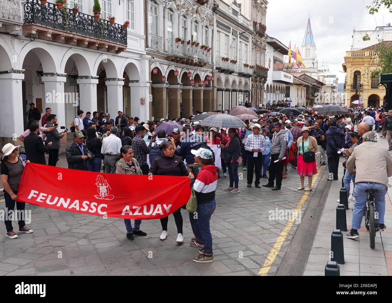 CUENCA MARCHA SEGURO CAPESINO MEDICINAS Cuenca,Equateur 14 mai 2024 les membres du Seguro social Campesino sont toujours inquiets du manque d'attention à leurs besoins ils exigent la couverture idéale des médicaments, plus de personnel de santé, laboratoires, entre autres nouvelles ce matin, les affiliés ont défilé le long de la rue Bolivar jusqu'aux installations du Seguaro Campesino sur l'avenue 12 de abril demandant au gouvernement de répondre à leurs besoins photo Boris Romoleroux API HTH CUENCA MARCHA SEGURO CAPESINO MEDICINAS 3774d63447e7c5df1f5528e3a286db61 Copyright : xROLEROUXx Banque D'Images