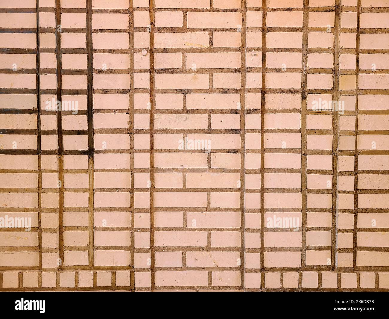 Gros plan du mur de briques beige texturé, perspective à hauteur des yeux Banque D'Images