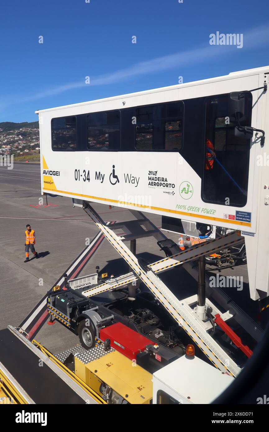 Aviogei Thunderlift 4000 Equipement aéroportuaire pour embarquer des passagers à mobilité réduite à l'aéroport Cristiano Ronaldo, Madère, Portugal 3 mai 2024. Banque D'Images