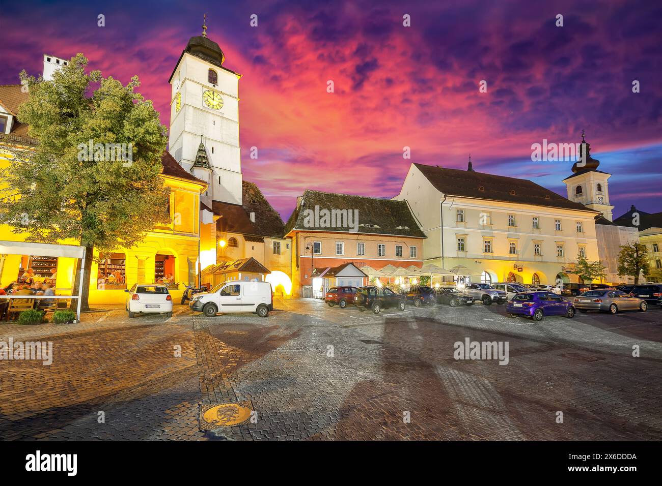 Vue imprenable sur la petite place et la Tour du Conseil dans le centre de la ville de Sibiu. Scène impressionnante de Transylvanie. Localisation : Sibiu, région de Transylvanie, Banque D'Images