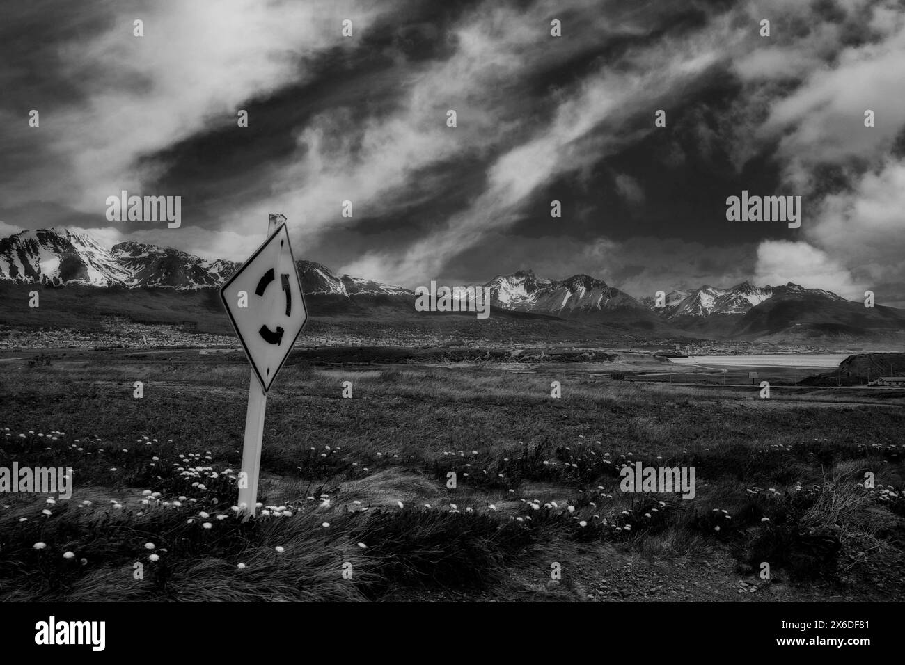 Ushuaia, Argentine est la capitale de l'archipel de la Terre de feu. La ville est entourée de montagnes enneigées et de voies navigables. Banque D'Images