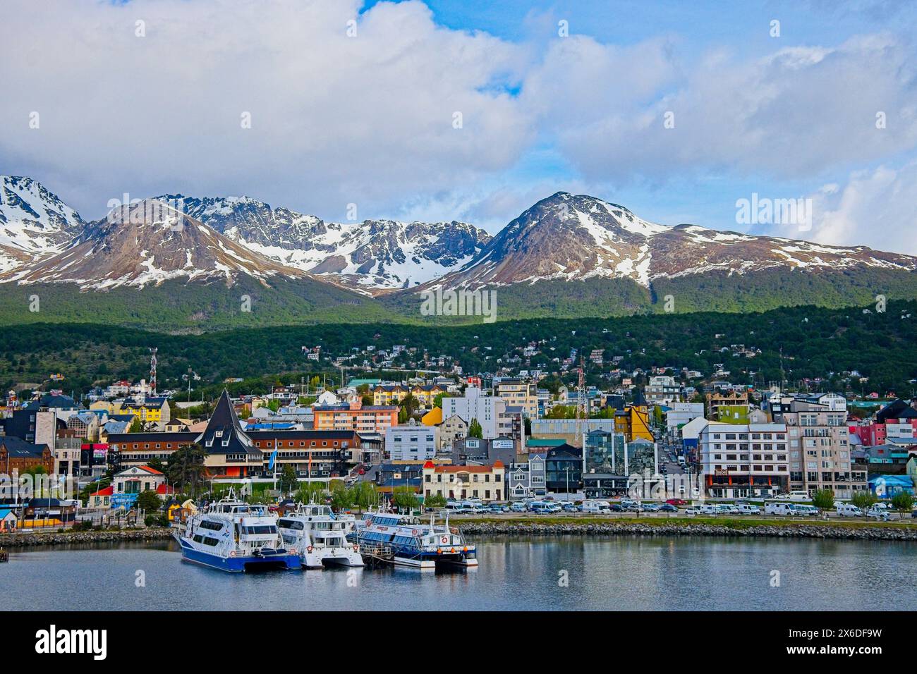 En raison de son emplacement, Ushuaia est parfait comme terminal de bateau de croisière pour les paquebots de croisière populaires en Antarctique, ayant accès au canal Beagle. Banque D'Images