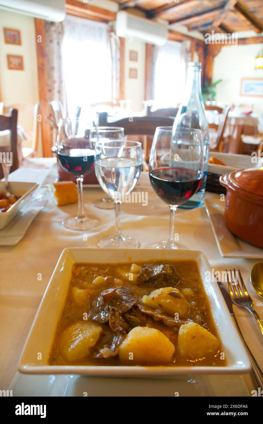 Ragoût de champignons et de pommes de terre dans un restaurant. Rascafria, Province de Madrid, Espagne. Banque D'Images