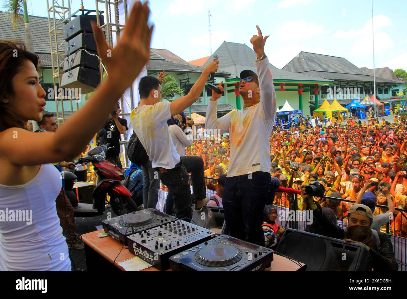 La musique Disc Jockey divertit des milliers de spectateurs sur le terrain. Banque D'Images